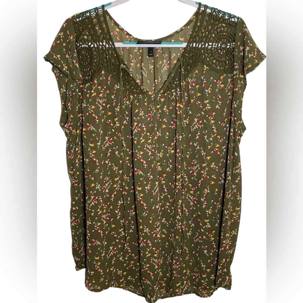 Lane Bryant Green Blouse with Decorative Crocheted Neckline Red & Yellow Flowers